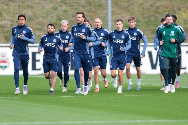 24.09.2025, Fussball, Saison 2025 2026, Training FC Schalke 04, v. l. Anton Donkor (FC Schalke 04), Amin Younes (FC Schalke 04), Finn Porath (FC Schalke 04), Kenan Karaman (FC Schalke 04), Henning Matriciani (FC Schalke 04), Ron Schallenberg (FC Schalke 04), Felipe Sanchez (FC Schalke 04), Co-Trainer Tim Hoogland (FC Schalke 04), Gelsenkirchen Trainingsgelände FC Schalke 04 NRW Deutschland xRHR-FOTO YYx Copyright: RHR-FOTOx RHR-FOTO YY