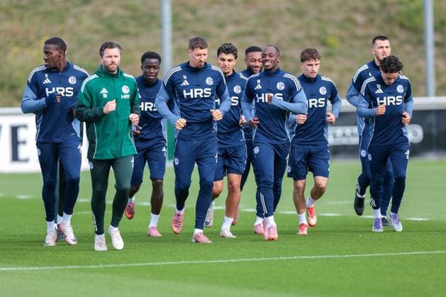 24.09.2025, Fussball, Saison 2025 2026, Training FC Schalke 04, v. l. Bryan Lasme (FC Schalke 04), Co-Trainer Tim Hoogland (FC Schalke 04), Christian Gomis (FC Schalke 04), Janik Bachmann (FC Schalke 04), Mertcan Ayhan (FC Schalke 04), Moussa Sylla (FC Schalke 04), Christopher Antwi-Adjei (FC Schalke 04), Vitalie Becker (FC Schalke 04), Hasan Kurucay (FC Schalke 04), Soufiane El-Faouzi (FC Schalke 04), Gelsenkirchen Trainingsgelände FC Schalke 04 NRW Deutschland xRHR-FOTO YYx Copyright: RHR-FOTOx RHR-FOTO YY
