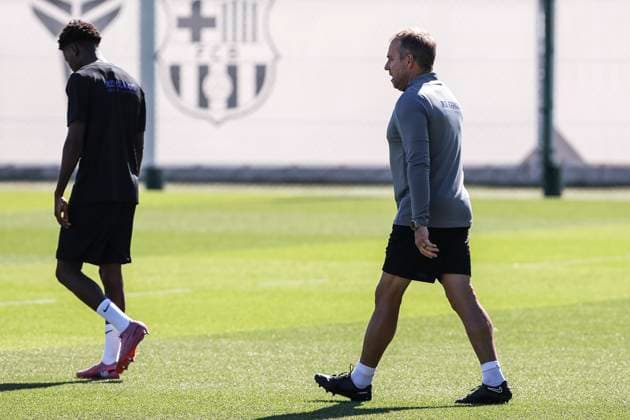 September 24, 2025, Sant Joan Despi, Barcelona, SPAIN: Hansi Flick, head coach, during the training day of FC Barcelona, Barca ahead the Spanish League, La Liga EA Sports, football match against Real Oviedo at Ciudad Esportiva Joan Gamper on September 24, 2025 in Sant Joan Despi, Barcelona, Spain. Sant Joan Despi SPAIN - ZUMAa181 20250924_zaa_a181_020 Copyright: xJavierxBorregox
