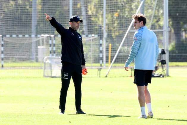 DEU, DFL, 2. FBL Hertha BSC, Training, 24.09.2025, Sportforum, Berlin, DEU, DFL, 2. FBL Hertha BSC, Training, im Bild Cheftrainer Stefan Leitl (Hertha BSC Berlin), Leon Jensen (Hertha BSC Berlin 5) DFL - regulations prohibit any use of Photographs as image sequences and or quasi-video