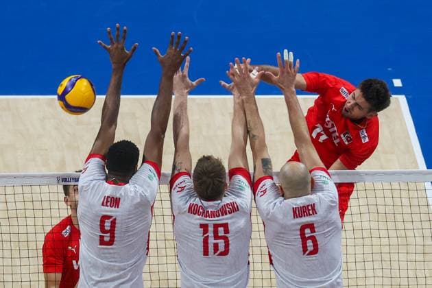 Turkiye v Poland - Men s Volleyball World Championship, WM, Weltmeisterschaft 2025 METRO MANILA, PHILIPPINES - SEPTEMBER 24: Wilfredo Leon Venero (9), Jakub Kochanowski (15), and Bartosz Kurek (6) of Poland in action during the FIVB Volleyball Men s World Championship quarter finals between Turkiye and Poland at the Mall of Asia Arena, in Pasay City, Metro Manila, Philippines, on September 24, 2025. Daniel Ceng Anadolu Metro Manila Philippines. Editorial use only. Please get in touch for any other usage. Copyright: x2025xAnadoluxDanielxCengx