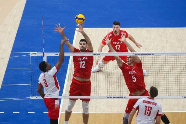 Turkiye v Poland - Men s Volleyball World Championship, WM, Weltmeisterschaft 2025 METRO MANILA, PHILIPPINES - SEPTEMBER 24: Marko Matic (5), Adis Lagumdzija (12), and Murat Yenipazar (17) of Turkiye in action during the FIVB Volleyball Men s World Championship quarter finals between Turkiye and Poland at the Mall of Asia Arena, in Pasay City, Metro Manila, Philippines, on September 24, 2025. Daniel Ceng Anadolu Metro Manila Philippines. Editorial use only. Please get in touch for any other usage. Copyright: x2025xAnadoluxDanielxCengx