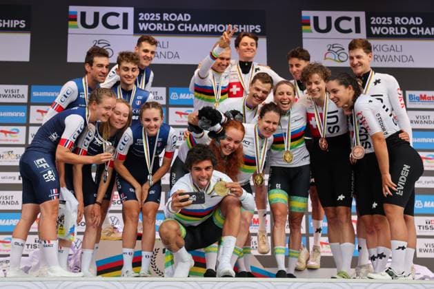 2025 UCI Road World Championships Picture by Alex Whitehead SWpix.com - 24 09 2025 - Cycling - 2025 UCI Road World Championships - Kigali Convention Centre, Kigali, Rwanda - Team Time Trial Mixed Relay Podium - Felicity Wilson-Haffenden, Amanda Spratt, Brodie Chapman, Jay Vine, Lucas Plapp, Michael Matthews (Australia) receiving the Gold Medal to become World Champion with Maeva Squiban, Juliette Labous, Cedrine Kerbaol, Pavel Sivakov, Paul Seixas, Bruno Armirail (France) receiving the Silver Medal and Noemi Ruegg, Marlen Reusser, Jasmin Liechti, Mauro Schmid, Stefan Kung, Jan Christen (Switzerland) receiving the Bronze Medal Copyright: x xSWpix.comx(t axPhotographyxHubxLtd)xAlexxWhitehead SWpix.comx SWP-3030-6516