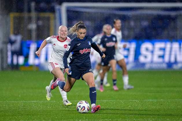 v.li.: Aleigh Gambone (FCN, 16), Janna Grimm (TSG, 26), Zweikampf, Spielszene, Duell, duel, tackle, tackling, Dynamik, Action, Aktion, 24.09.2025, Sinsheim (Hoffenheim) (Deutschland), Fussball, Google Pixel Frauen-Bundesliga, TSG 1899 Hoffenheim - 1. FC Nürnberg, DFB DFL REGULATIONS PROHIBIT ANY USE OF PHOTOGRAPHS AS IMAGE SEQUENCES AND OR QUASI-VIDEO.