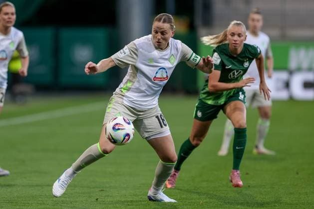 Lina Hausicke (SV Werder Bremen, 18) am Ball, Einzelbild, Ganzkörper, Aktion, Action, Spielszene, DIE DFB-RICHTLINIEN UNTERSAGEN JEGLICHE NUTZUNG VON FOTOS ALS SEQUENZBILDER UND ODER VIDEOÄHNLICHE FOTOSTRECKEN. DFB REGULATIONS PROHIBIT ANY USE OF PHOTOGRAPHS AS IMAGE SEQUENCES AND OR QUASI-VIDEO., 24.09.2025, Wolfsburg (Deutschland), Fussball, Google Pixel Frauen-Bundesliga, VfL Wolfsburg - SV Werder Bremen