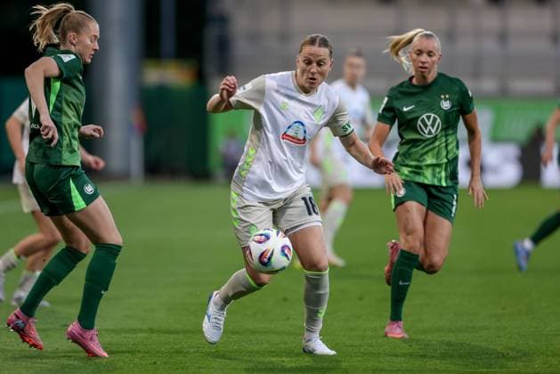 Lina Hausicke (SV Werder Bremen, 18) am Ball, Einzelbild, Ganzkörper, Aktion, Action, Spielszene, DIE DFB-RICHTLINIEN UNTERSAGEN JEGLICHE NUTZUNG VON FOTOS ALS SEQUENZBILDER UND ODER VIDEOÄHNLICHE FOTOSTRECKEN. DFB REGULATIONS PROHIBIT ANY USE OF PHOTOGRAPHS AS IMAGE SEQUENCES AND OR QUASI-VIDEO., 24.09.2025, Wolfsburg (Deutschland), Fussball, Google Pixel Frauen-Bundesliga, VfL Wolfsburg - SV Werder Bremen