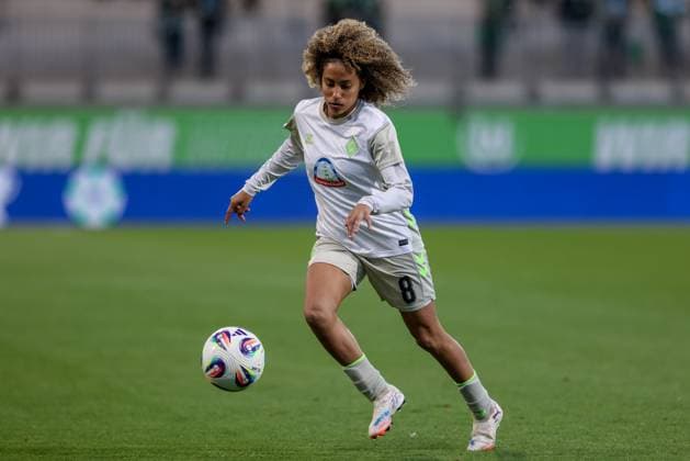 Amira Arfaoui (SV Werder Bremen, 8) am Ball, Freisteller, Einzelbild, Ganzkörper, Aktion, Action, Spielszene, DIE DFB-RICHTLINIEN UNTERSAGEN JEGLICHE NUTZUNG VON FOTOS ALS SEQUENZBILDER UND ODER VIDEOÄHNLICHE FOTOSTRECKEN. DFB REGULATIONS PROHIBIT ANY USE OF PHOTOGRAPHS AS IMAGE SEQUENCES AND OR QUASI-VIDEO., 24.09.2025, Wolfsburg (Deutschland), Fussball, Google Pixel Frauen-Bundesliga, VfL Wolfsburg - SV Werder Bremen