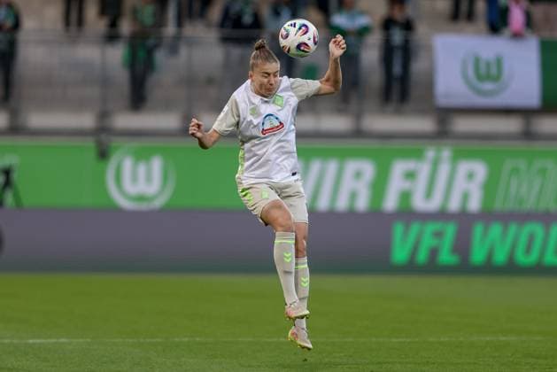 Michelle Ulbrich (SV Werder Bremen, 5) im Kopfballduell, Kopfball, Zweikampf, Action, Aktion, Spielszene, am Ball, Freisteller, Einzelbild, Ganzkörper, DIE DFB-RICHTLINIEN UNTERSAGEN JEGLICHE NUTZUNG VON FOTOS ALS SEQUENZBILDER UND ODER VIDEOÄHNLICHE FOTOSTRECKEN. DFB REGULATIONS PROHIBIT ANY USE OF PHOTOGRAPHS AS IMAGE SEQUENCES AND OR QUASI-VIDEO., 24.09.2025, Wolfsburg (Deutschland), Fussball, Google Pixel Frauen-Bundesliga, VfL Wolfsburg - SV Werder Bremen