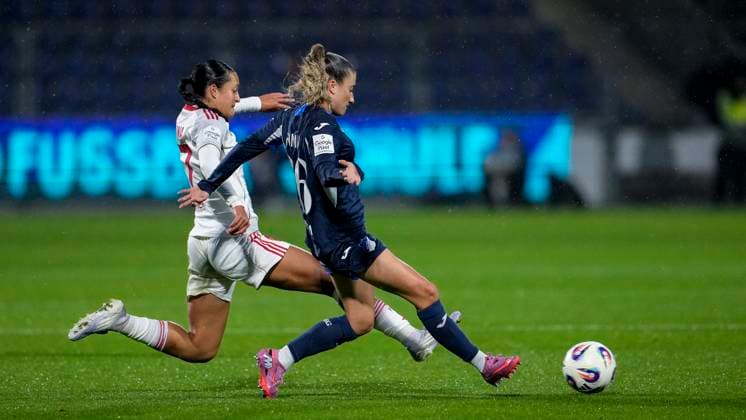 v.li.: Selma Licina (FCN, 17), Janna Grimm (TSG, 26), Zweikampf, Spielszene, Duell, duel, tackle, tackling, Dynamik, Action, Aktion, 24.09.2025, Sinsheim (Hoffenheim) (Deutschland), Fussball, Google Pixel Frauen-Bundesliga, TSG 1899 Hoffenheim - 1. FC Nürnberg, DFB DFL REGULATIONS PROHIBIT ANY USE OF PHOTOGRAPHS AS IMAGE SEQUENCES AND OR QUASI-VIDEO.