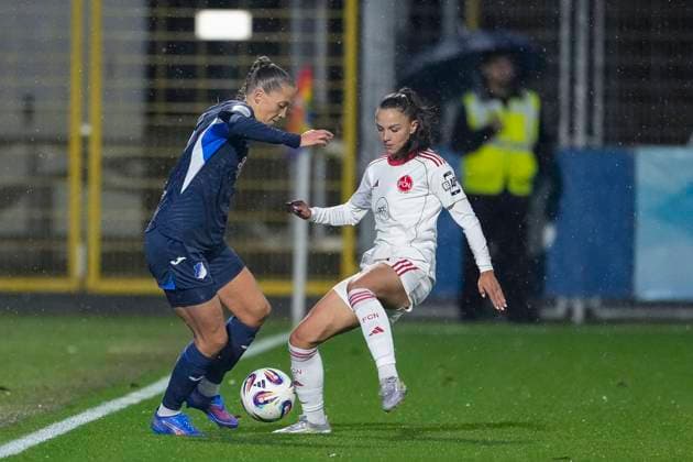 v.li.: Lisann Kaut (TSG, 4), Sanja Homann (FCN, 19), Zweikampf, Spielszene, Duell, duel, tackle, tackling, Dynamik, Action, Aktion, 24.09.2025, Sinsheim (Hoffenheim) (Deutschland), Fussball, Google Pixel Frauen-Bundesliga, TSG 1899 Hoffenheim - 1. FC Nürnberg, DFB DFL REGULATIONS PROHIBIT ANY USE OF PHOTOGRAPHS AS IMAGE SEQUENCES AND OR QUASI-VIDEO.