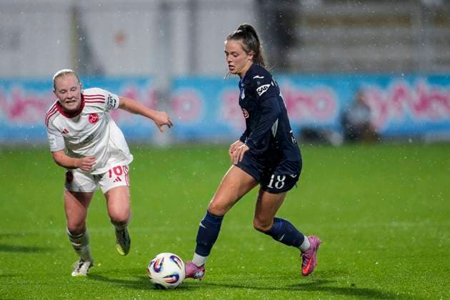 v.li.: Aleigh Gambone (FCN, 16), Valesca Ampoorter (TSG, 18), Aktion, Action, Spielszene, 24.09.2025, Sinsheim (Hoffenheim) (Deutschland), Fussball, Google Pixel Frauen-Bundesliga, TSG 1899 Hoffenheim - 1. FC Nürnberg, DFB DFL REGULATIONS PROHIBIT ANY USE OF PHOTOGRAPHS AS IMAGE SEQUENCES AND OR QUASI-VIDEO.