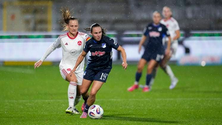 v.li.: Luisa Guttenberger (FCN, 4), Marie Steiner (TSG, 19),. Zweikampf, Spielszene, Duell, duel, tackle, tackling, Dynamik, Action, Aktion, 24.09.2025, Sinsheim (Hoffenheim) (Deutschland), Fussball, Google Pixel Frauen-Bundesliga, TSG 1899 Hoffenheim - 1. FC Nürnberg, DFB DFL REGULATIONS PROHIBIT ANY USE OF PHOTOGRAPHS AS IMAGE SEQUENCES AND OR QUASI-VIDEO.