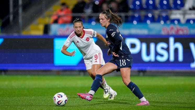 v.li.: Laura Miller (FCN, 9), Valesca Ampoorter (TSG, 18), Zweikampf, Spielszene, Duell, duel, tackle, tackling, Dynamik, Action, Aktion, 24.09.2025, Sinsheim (Hoffenheim) (Deutschland), Fussball, Google Pixel Frauen-Bundesliga, TSG 1899 Hoffenheim - 1. FC Nürnberg, DFB DFL REGULATIONS PROHIBIT ANY USE OF PHOTOGRAPHS AS IMAGE SEQUENCES AND OR QUASI-VIDEO.