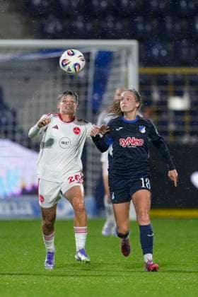 v.li.: Aneta Polaskova (FCN, 26), Valesca Ampoorter (TSG, 18), Zweikampf, Spielszene, Duell, duel, tackle, tackling, Dynamik, Action, Aktion, 24.09.2025, Sinsheim (Hoffenheim) (Deutschland), Fussball, Google Pixel Frauen-Bundesliga, TSG 1899 Hoffenheim - 1. FC Nürnberg, DFB DFL REGULATIONS PROHIBIT ANY USE OF PHOTOGRAPHS AS IMAGE SEQUENCES AND OR QUASI-VIDEO.