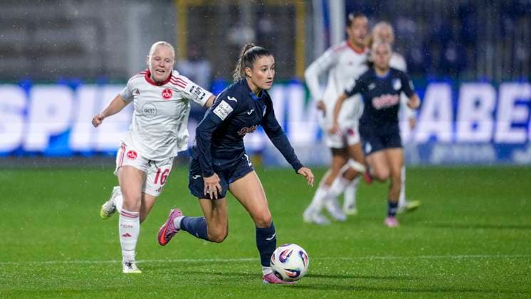 v.li.: Aleigh Gambone (FCN, 16), Janna Grimm (TSG, 26), Zweikampf, Spielszene, Duell, duel, tackle, tackling, Dynamik, Action, Aktion, 24.09.2025, Sinsheim (Hoffenheim) (Deutschland), Fussball, Google Pixel Frauen-Bundesliga, TSG 1899 Hoffenheim - 1. FC Nürnberg, DFB DFL REGULATIONS PROHIBIT ANY USE OF PHOTOGRAPHS AS IMAGE SEQUENCES AND OR QUASI-VIDEO.
