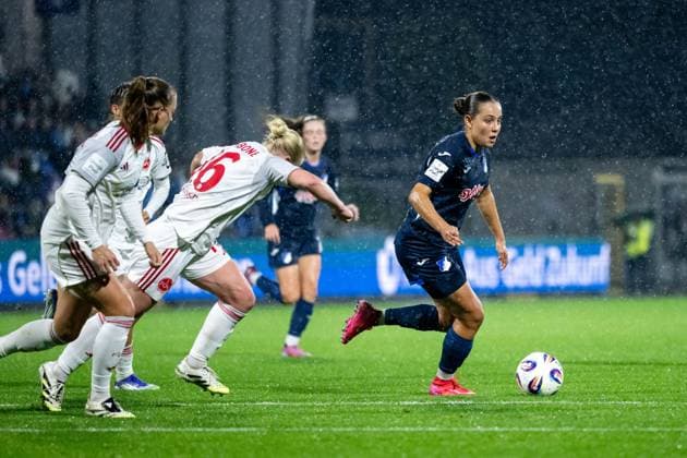 Linda Natter (TSG Hoffenheim, 11) im Zweikampf mit Aleigh Gambone (FC Nuernberg, 16), GER, TSG 1899 Hoffenheim vs 1. FC Nuernberg, Fussball Google Pixel Frauen Bundesliga, 4. Spieltag, Saison 2025 2026, 24.09.2025 DFB regulations prohibit any use of photographs as image sequences and or quasi-video GER, TSG 1899 Hoffenheim vs 1. FC Nuernberg, Fussball Google Pixel Frauen Bundesliga, 4. Spieltag, Saison 2025 2026, 24.09.2025 Hoffenheim Copyright: xEibner-Pressefoto Memmlerx EP_MMR