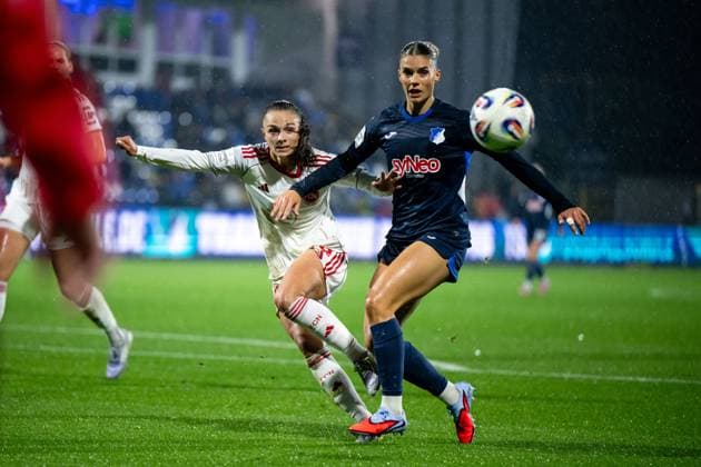 Selina Cerci (TSG Hoffenheim, 29) im Zweikampf mit Sanja Homann (FC Nuernberg, 19), GER, TSG 1899 Hoffenheim vs 1. FC Nuernberg, Fussball Google Pixel Frauen Bundesliga, 4. Spieltag, Saison 2025 2026, 24.09.2025 DFB regulations prohibit any use of photographs as image sequences and or quasi-video GER, TSG 1899 Hoffenheim vs 1. FC Nuernberg, Fussball Google Pixel Frauen Bundesliga, 4. Spieltag, Saison 2025 2026, 24.09.2025 Hoffenheim Copyright: xEibner-Pressefoto Memmlerx EP_MMR