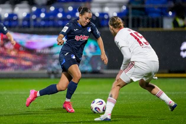 v.li.: Linda Natter (TSG, 11), Oliwia Wos (FCN, 15), Zweikampf, Spielszene, Duell, duel, tackle, tackling, Dynamik, Action, Aktion, 24.09.2025, Sinsheim (Hoffenheim) (Deutschland), Fussball, Google Pixel Frauen-Bundesliga, TSG 1899 Hoffenheim - 1. FC Nürnberg, DFB DFL REGULATIONS PROHIBIT ANY USE OF PHOTOGRAPHS AS IMAGE SEQUENCES AND OR QUASI-VIDEO.