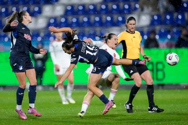v.li.: Valesca Ampoorter (TSG, 18), Marie Steiner (TSG, 19), Jonna Brengel (FCN, 10), Zweikampf, Spielszene, Duell, duel, tackle, tackling, Dynamik, Action, Aktion, 24.09.2025, Sinsheim (Hoffenheim) (Deutschland), Fussball, Google Pixel Frauen-Bundesliga, TSG 1899 Hoffenheim - 1. FC Nürnberg, DFB DFL REGULATIONS PROHIBIT ANY USE OF PHOTOGRAPHS AS IMAGE SEQUENCES AND OR QUASI-VIDEO.