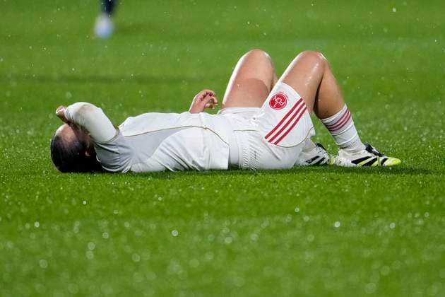 Jonna Brengel (FCN, 10) liegt auf dem Rasen, Spielerin, Spielerinnen vom 1. FC Nürnberg, verletzt, Verletzung, Verletzungspause, Action, Aktion, Spielszene, enttäuscht schauend, Enttäuschung, Frustration, disappointed, pessimistisch, 24.09.2025, Sinsheim (Hoffenheim) (Deutschland), Fussball, Google Pixel Frauen-Bundesliga, TSG 1899 Hoffenheim - 1. FC Nürnberg, DFB DFL REGULATIONS PROHIBIT ANY USE OF PHOTOGRAPHS AS IMAGE SEQUENCES AND OR QUASI-VIDEO.