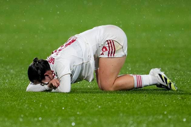 Jonna Brengel (FCN, 10) liegt auf dem Rasen, Spielerin, Spielerinnen vom 1. FC Nürnberg, verletzt, Verletzung, Verletzungspause, Action, Aktion, Spielszene, enttäuscht schauend, Enttäuschung, Frustration, disappointed, pessimistisch, 24.09.2025, Sinsheim (Hoffenheim) (Deutschland), Fussball, Google Pixel Frauen-Bundesliga, TSG 1899 Hoffenheim - 1. FC Nürnberg, DFB DFL REGULATIONS PROHIBIT ANY USE OF PHOTOGRAPHS AS IMAGE SEQUENCES AND OR QUASI-VIDEO.