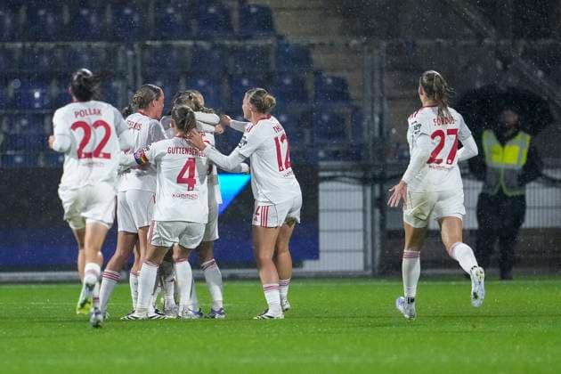 Spielerinnen vom 1. FC Nürnberg, jubeln über das Tor zum 0:1, Jubel, Torjubel, Torerfolg, celebrate the goal, goal, celebration, jubelt ueber das Tor, Freuen, Freude, freut sich, optimistisch, positiv, Spielszene, Highlight, Action, Aktion, 24.09.2025, Sinsheim (Hoffenheim) (Deutschland), Fussball, Google Pixel Frauen-Bundesliga, TSG 1899 Hoffenheim - 1. FC Nürnberg, DFB DFL REGULATIONS PROHIBIT ANY USE OF PHOTOGRAPHS AS IMAGE SEQUENCES AND OR QUASI-VIDEO.