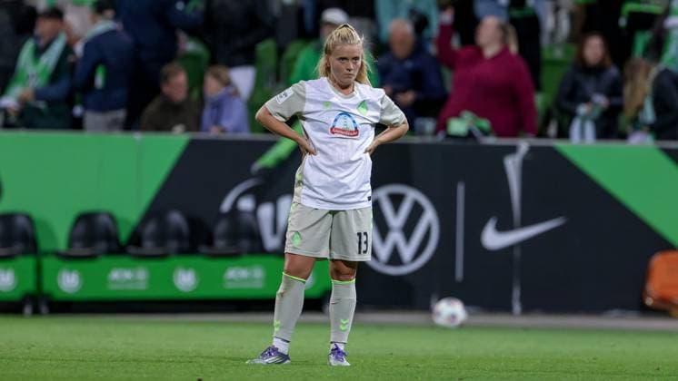 Ricarda Walkling (SV Werder Bremen, 13) enttäuscht über die Niederlage, Enttäuschung nach dem Schlusspfiff, Abpfiff, Highlight, Verlierer, verloren, Frustration, pessimistisch,, DIE DFB-RICHTLINIEN UNTERSAGEN JEGLICHE NUTZUNG VON FOTOS ALS SEQUENZBILDER UND ODER VIDEOÄHNLICHE FOTOSTRECKEN. DFB REGULATIONS PROHIBIT ANY USE OF PHOTOGRAPHS AS IMAGE SEQUENCES AND OR QUASI-VIDEO., 24.09.2025, Wolfsburg (Deutschland), Fussball, Google Pixel Frauen-Bundesliga, VfL Wolfsburg - SV Werder Bremen