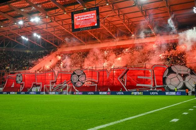 Choreografie der SC Fans mit Pyrotechnik GER, SC Freiburg - FC Basel, Fussball, Europa League, 1. Spieltag, Saison 2025 2026, 24.09.2025 GER, SC Freiburg - FC Basel, Fussball, Europa League, 1. Spieltag, Saison 2025 2026, 24.09.2025 Freiburg Copyright: xEibner-Pressefoto ThomasxHessx EP_THS