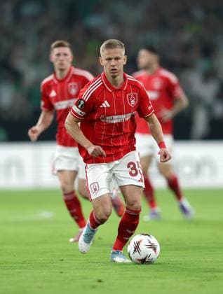 Oleksandr Zinchenko of Nottingham Forest on the ball Real Betis v Nottingham Forest, UEFA Europa League, Football, Villamarin Stadium, Seville, Spain - 24 Sep 2025Seville Villamarin Stadium Spain EDITORIAL USE ONLY No use with unauthorised audio, video, data, fixture lists, club league logos or live services. Online in-match use limited to 120 images, no video emulation. No use in betting, games or single club league player publications. Copyright: xAntonioxPozo Shutterstockx 15498594d