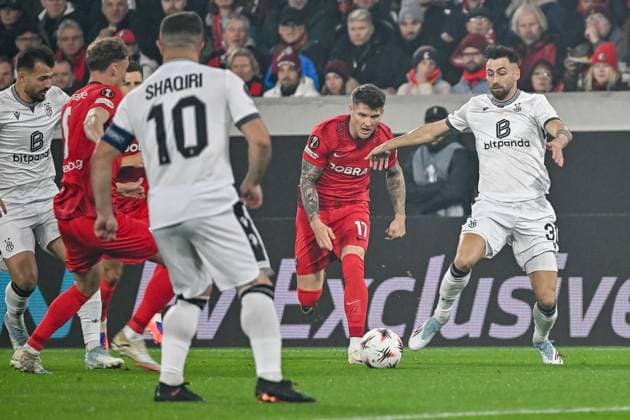 Dominik Schmid (FC Basel, 31) am Ball, dahinter Lukas Kuebler (SC Freiburg, 17) GER, SC Freiburg - FC Basel, Fussball, Europa League, 1. Spieltag, Saison 2025 2026, 24.09.2025 GER, SC Freiburg - FC Basel, Fussball, Europa League, 1. Spieltag, Saison 2025 2026, 24.09.2025 Freiburg Copyright: xEibner-Pressefoto ThomasxHessx EP_THS