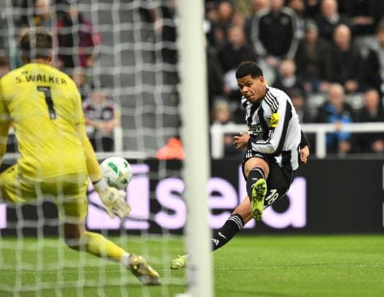 William Osula of Newcastle United sees his shot saved by Sam Walker goalkeeper for Bradford City Newcastle United v Bradford City, EFL Carabao Cup, Third Round, Football, St James Park, Newcastle, UK - 24 Sep 2025Newcastle St James Park United Kingdom EDITORIAL USE ONLY No use with unauthorised audio, video, data, fixture lists, club league logos or live services. Online in-match use limited to 120 images, no video emulation. No use in betting, games or single club league player publications. Copyright: xRichardxLee Shutterstockx 15498597an