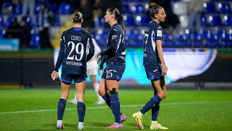 v.li.: Selina Cerci (TSG, 29), Melissa Kössler (TSG, 25), Franziska Harsch (TSG, 17), Spielerinnen der TSG 1899 Hoffenheim, enttäuscht über das Unentschieden, nur remis, Enttäuschung nach dem Schlusspfiff, Highlight, Punktverlust, Frustration, disappointed, pessimistisch, 24.09.2025, Sinsheim (Hoffenheim) (Deutschland), Fussball, Google Pixel Frauen-Bundesliga, TSG 1899 Hoffenheim - 1. FC Nürnberg, DFB DFL REGULATIONS PROHIBIT ANY USE OF PHOTOGRAPHS AS IMAGE SEQUENCES AND OR QUASI-VIDEO.