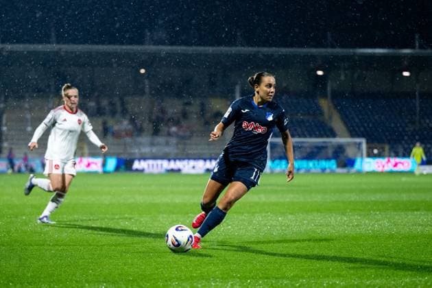 Linda Natter (TSG Hoffenheim, 11) am Ball, GER, TSG 1899 Hoffenheim vs 1. FC Nuernberg, Fussball Google Pixel Frauen Bundesliga, 4. Spieltag, Saison 2025 2026, 24.09.2025 DFB regulations prohibit any use of photographs as image sequences and or quasi-video GER, TSG 1899 Hoffenheim vs 1. FC Nuernberg, Fussball Google Pixel Frauen Bundesliga, 4. Spieltag, Saison 2025 2026, 24.09.2025 Hoffenheim Copyright: xEibner-Pressefoto Memmlerx EP_MMR