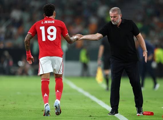Igor Jesus of Nottingham Forest shakes hands with Nottingham Forest manager, Ange Postecoglou after scoring a goal to make it 1-2 Real Betis v Nottingham Forest, UEFA Europa League, Football, Villamarin Stadium, Seville, Spain - 24 Sep 2025Seville Villamarin Stadium Spain EDITORIAL USE ONLY No use with unauthorised audio, video, data, fixture lists, club league logos or live services. Online in-match use limited to 120 images, no video emulation. No use in betting, games or single club league player publications. Copyright: xAntonioxPozo Shutterstockx 15498594o
