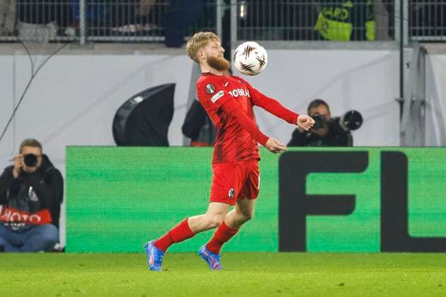 Niklas Beste (SC Freiburg, 19) am Ball , Deutschland, Fussball, UEFA Europa League, 1. Spieltag, 2025 2026, SC Freiburg vs. FC Basel, 24.09.2025, Stadion am Wolfswinkel, Freiburg im Breisgau, Deutschland Freiburg im Breisgau Stadion am Wolfswinkel Baden-Württemberg Deutschland Copyright: xGrantxHubbsx