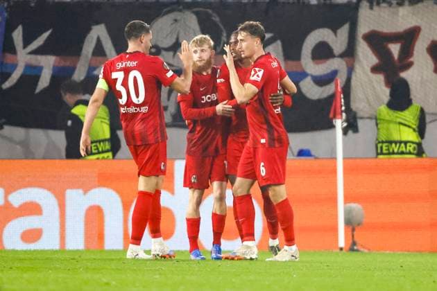 Torjubel SC Freiburg beim 1:0 durch Patrick Osterhage (SC Freiburg, 06) , Deutschland, Fussball, UEFA Europa League, 1. Spieltag, 2025 2026, SC Freiburg vs. FC Basel, 24.09.2025, Stadion am Wolfswinkel, Freiburg im Breisgau, Deutschland Freiburg im Breisgau Stadion am Wolfswinkel Baden-Württemberg Deutschland Copyright: xGrantxHubbsx