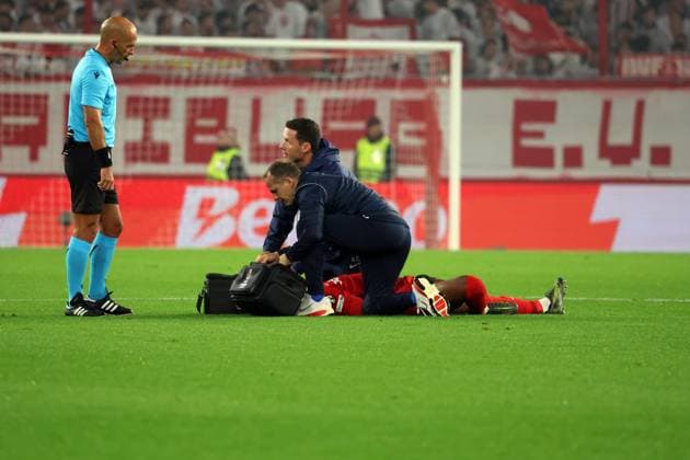 24.09.2025, xrekx, Fussball UEFA Europa League, SC Freiburg - FC Basel v.l. Junior Adamu (SC Freiburg) verletzt, Verletzung, Schmerz, Schmerzen, injured, injury, pain, pains (DFL DFB REGULATIONS PROHIBIT ANY USE OF PHOTOGRAPHS as IMAGE SEQUENCES and or QUASI-VIDEO) Freiburg