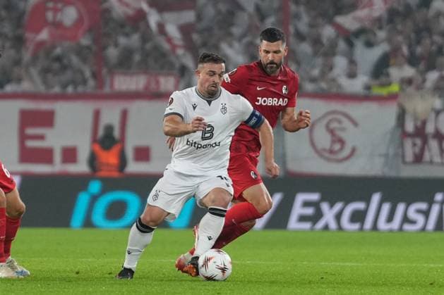 Xherdan Shaqiri (FC Basel, 10) im Zweikampf mit Anthony Jung (SC Freiburg, 05) , Deutschland, Fussball, UEFA Europa League, 1.Spieltag, Ligaphase, 2025 2026, SC Freiburg vs. FC Basel, 24.09.2025, Europa-Park Stadion, Freiburg, Deutschland Freiburg Europa-Park Stadion Baden-Württemberg Deutschland Copyright: xArnexAmbergx