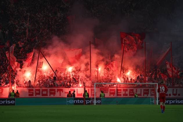 24.09.2025, xrekx, Fussball UEFA Europa League, SC Freiburg - FC Basel v.l. Freiburg Fans ,Stimmung, Schals, Trikot, Fahne, Banner, Ultras, Zuschauer, Besucher, Choreo, Choreografie, atmosphere, spectators, Visitors Niklas Beste (SC Freiburg) (DFL DFB REGULATIONS PROHIBIT ANY USE OF PHOTOGRAPHS as IMAGE SEQUENCES and or QUASI-VIDEO) Freiburg