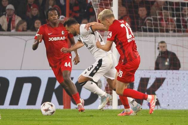 Albian Ajeti (FC Basel, 23) und Matthias Ginter (SC Freiburg, 28) im Laufduell , Deutschland, Fussball, UEFA Europa League, 1. Spieltag, 2025 2026, SC Freiburg vs. FC Basel, 24.09.2025, Stadion am Wolfswinkel, Freiburg im Breisgau, Deutschland Freiburg im Breisgau Stadion am Wolfswinkel Baden-Württemberg Deutschland Copyright: xGrantxHubbsx