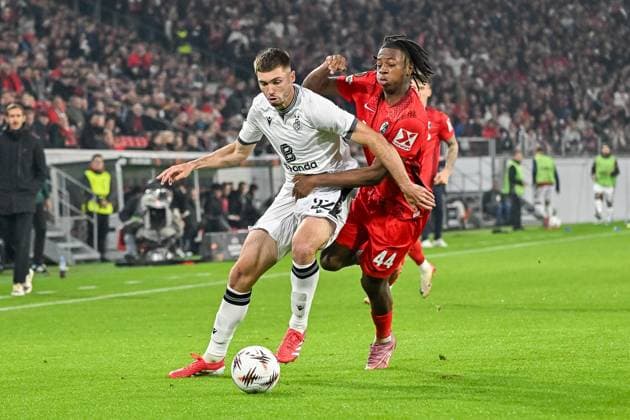 Leo Leroy (FC Basel, 22), Johan Manzambi (SC Freiburg, 44) im Laufduell und im Zweikampf um den Ball. GER, SC Freiburg - FC Basel, Fussball, Europa League, 1. Spieltag, Saison 2025 2026, 24.09.2025 GER, SC Freiburg - FC Basel, Fussball, Europa League, 1. Spieltag, Saison 2025 2026, 24.09.2025 Freiburg Copyright: xEibner-Pressefoto ThomasxHessx EP_THS