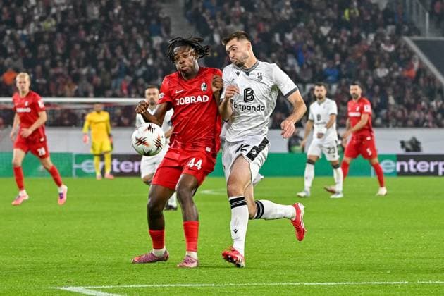 Johan Manzambi (SC Freiburg, 44), Leo Leroy (FC Basel, 22) im Duell um den Ball. GER, SC Freiburg - FC Basel, Fussball, Europa League, 1. Spieltag, Saison 2025 2026, 24.09.2025 GER, SC Freiburg - FC Basel, Fussball, Europa League, 1. Spieltag, Saison 2025 2026, 24.09.2025 Freiburg Copyright: xEibner-Pressefoto ThomasxHessx EP_THS
