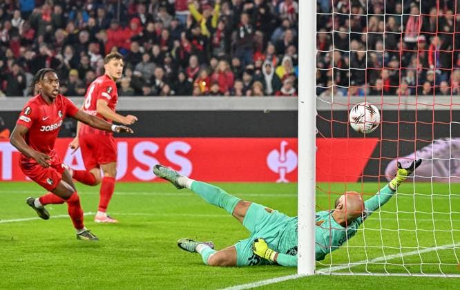Mirko Salvi (FC Basel, 13) greift nach dem Ball kann das Tor zum 2:0 durch Maximilian Eggestein (SC Freiburg, 08) nicht verhindern. GER, SC Freiburg - FC Basel, Fussball, Europa League, 1. Spieltag, Saison 2025 2026, 24.09.2025 GER, SC Freiburg - FC Basel, Fussball, Europa League, 1. Spieltag, Saison 2025 2026, 24.09.2025 Freiburg Copyright: xEibner-Pressefoto ThomasxHessx EP_THS