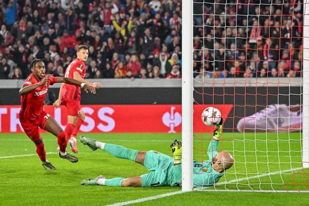 Mirko Salvi (FC Basel, 13) greift nach dem Ball kann das Tor zum 2:0 durch Maximilian Eggestein (SC Freiburg, 08) nicht verhindern. GER, SC Freiburg - FC Basel, Fussball, Europa League, 1. Spieltag, Saison 2025 2026, 24.09.2025 GER, SC Freiburg - FC Basel, Fussball, Europa League, 1. Spieltag, Saison 2025 2026, 24.09.2025 Freiburg Copyright: xEibner-Pressefoto ThomasxHessx EP_THS