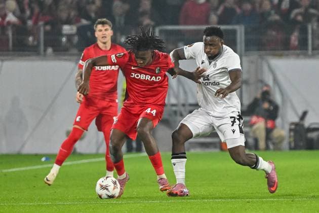 Johan Manzambi (SC Freiburg, 44), Philip Otele (FC Basel, 07) i Duell und im Zweikampf um den Ball. GER, SC Freiburg - FC Basel, Fussball, Europa League, 1. Spieltag, Saison 2025 2026, 24.09.2025 GER, SC Freiburg - FC Basel, Fussball, Europa League, 1. Spieltag, Saison 2025 2026, 24.09.2025 Freiburg Copyright: xEibner-Pressefoto ThomasxHessx EP_THS