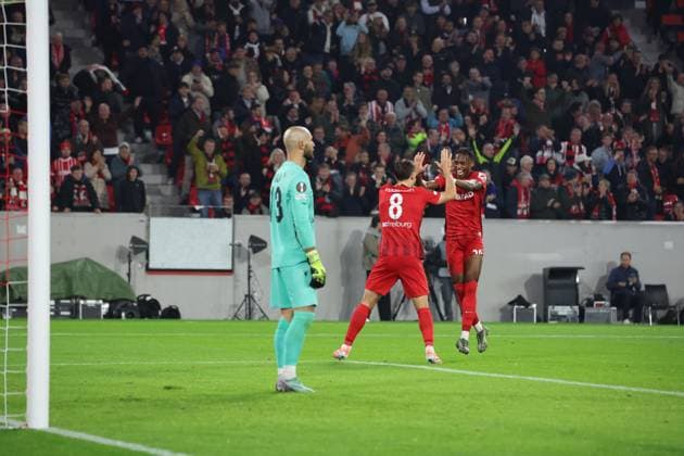 24.09.2025, xrekx, Fussball UEFA Europa League, SC Freiburg - FC Basel v.l. Torjubel nach dem Tor zum celebrating the goal celebrate 2:0 durch Maximilian Eggestein (SC Freiburg) mit Junior Adamu (SC Freiburg) Mirko Salvi (FC Basel 1893) enttaeuscht, enttäuscht, schaut enttaeuscht, traurig, frustriert, niedergeschlagen, disappointed, sad, frustrated (DFL DFB REGULATIONS PROHIBIT ANY USE OF PHOTOGRAPHS as IMAGE SEQUENCES and or QUASI-VIDEO) Freiburg