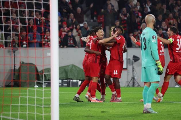 24.09.2025, xrekx, Fussball UEFA Europa League, SC Freiburg - FC Basel v.l. Torjubel nach dem Tor zum celebrating the goal celebrate 2:0 durch Maximilian Eggestein (SC Freiburg) mit Junior Adamu (SC Freiburg) Mirko Salvi (FC Basel 1893) enttaeuscht, enttäuscht, schaut enttaeuscht, traurig, frustriert, niedergeschlagen, disappointed, sad, frustrated (DFL DFB REGULATIONS PROHIBIT ANY USE OF PHOTOGRAPHS as IMAGE SEQUENCES and or QUASI-VIDEO) Freiburg