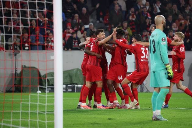 24.09.2025, xrekx, Fussball UEFA Europa League, SC Freiburg - FC Basel v.l. Torjubel nach dem Tor zum celebrating the goal celebrate 2:0 durch Maximilian Eggestein (SC Freiburg) mit Junior Adamu (SC Freiburg) Mirko Salvi (FC Basel 1893) enttaeuscht, enttäuscht, schaut enttaeuscht, traurig, frustriert, niedergeschlagen, disappointed, sad, frustrated (DFL DFB REGULATIONS PROHIBIT ANY USE OF PHOTOGRAPHS as IMAGE SEQUENCES and or QUASI-VIDEO) Freiburg