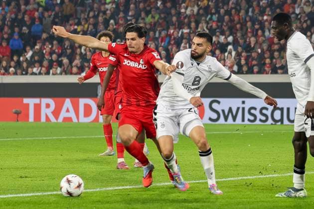 Igor Matanovic (SC Freiburg, 31) und Adrian Leon Barisic (FC Basel, 26) im Zweikampf , Deutschland, Fussball, UEFA Europa League, 1. Spieltag, 2025 2026, SC Freiburg vs. FC Basel, 24.09.2025, Stadion am Wolfswinkel, Freiburg im Breisgau, Deutschland Freiburg im Breisgau Stadion am Wolfswinkel Baden-Württemberg Deutschland Copyright: xGrantxHubbsx