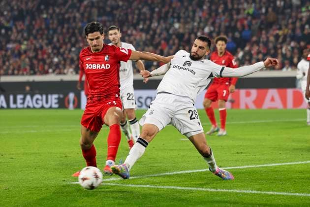 Igor Matanovic (SC Freiburg, 31) und Adrian Leon Barisic (FC Basel, 26) im Zweikampf , Deutschland, Fussball, UEFA Europa League, 1. Spieltag, 2025 2026, SC Freiburg vs. FC Basel, 24.09.2025, Stadion am Wolfswinkel, Freiburg im Breisgau, Deutschland Freiburg im Breisgau Stadion am Wolfswinkel Baden-Württemberg Deutschland Copyright: xGrantxHubbsx